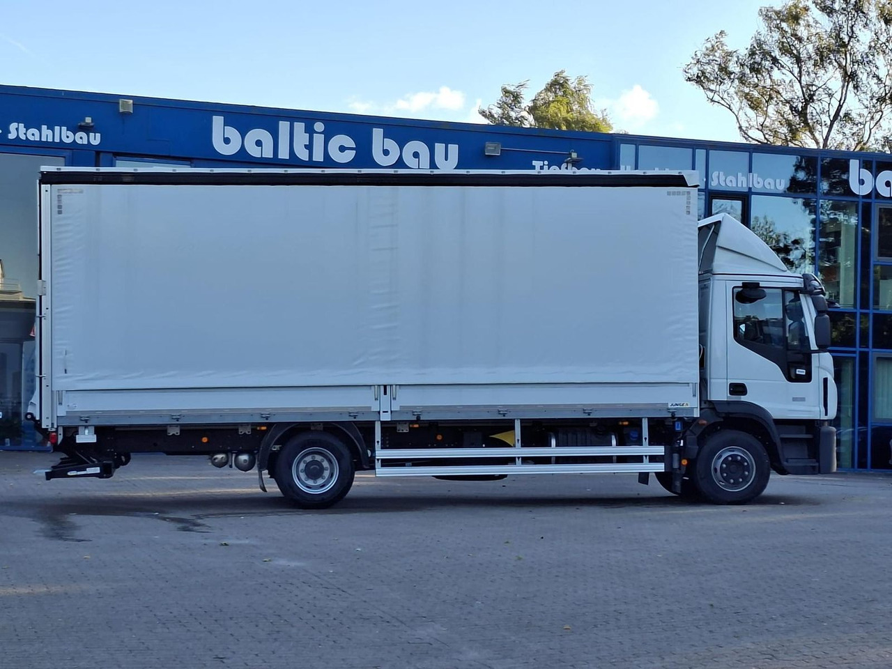 Iveco ML120E25/P JUNGE KOFFER LBW 1,5t AHK 185 kW (... - Truck: picture 3 Iveco ML120E25/P JUNGE KOFFER LBW 1,5t AHK 185 kW (... - Truck: picture 3