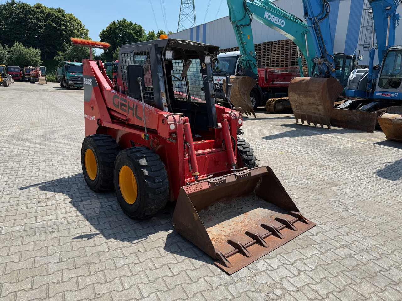 Gehl 5635 Kompaktlader Schaufel + Kehrmaschine - Wheel loader: picture 3 Gehl 5635 Kompaktlader Schaufel + Kehrmaschine - Wheel loader: picture 3