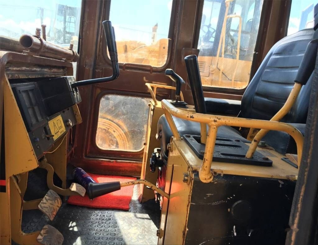 Caterpillar D4C - Bulldozer: picture 3 Caterpillar D4C - Bulldozer: picture 3