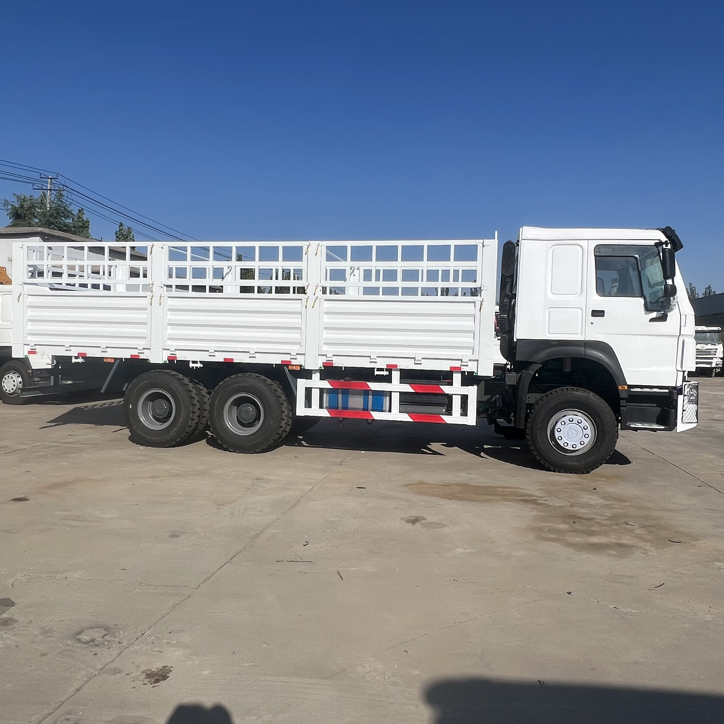Dropside/ Flatbed truck Sinotruk HOWO 371 6*4 Fence truck: picture 10