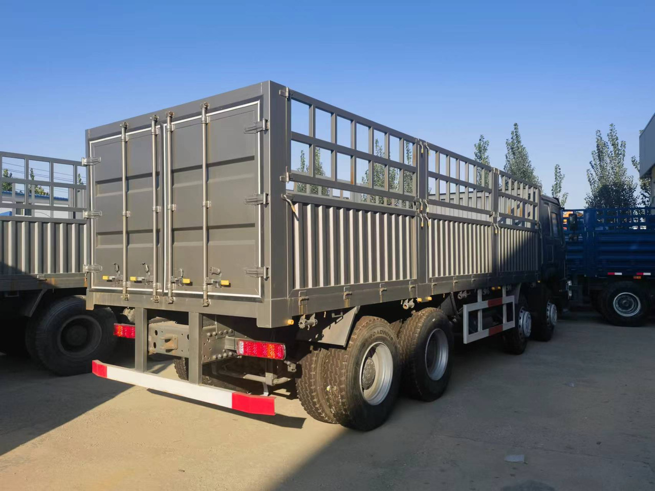 Dropside/ Flatbed truck Sinotruk HOWO 371 8*4 Fence truck: picture 6