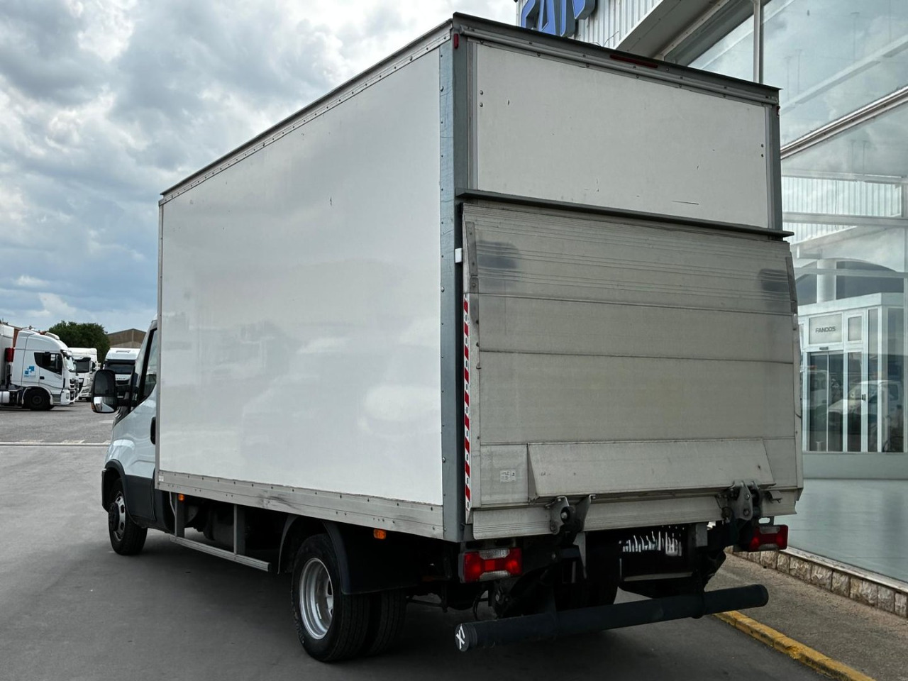 Caja cerrada con plataforma elevadora IVECO 35C16 20m3 Automática - Box van: picture 4 Caja cerrada con plataforma elevadora IVECO 35C16 20m3 Automática - Box van: picture 4