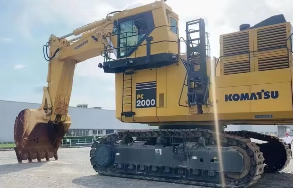 KOMATSU PC 2000 MINING CRAWLER EXCAVATER 200 TON - Mining machinery: picture 1 KOMATSU PC 2000 MINING CRAWLER EXCAVATER 200 TON - Mining machinery: picture 1
