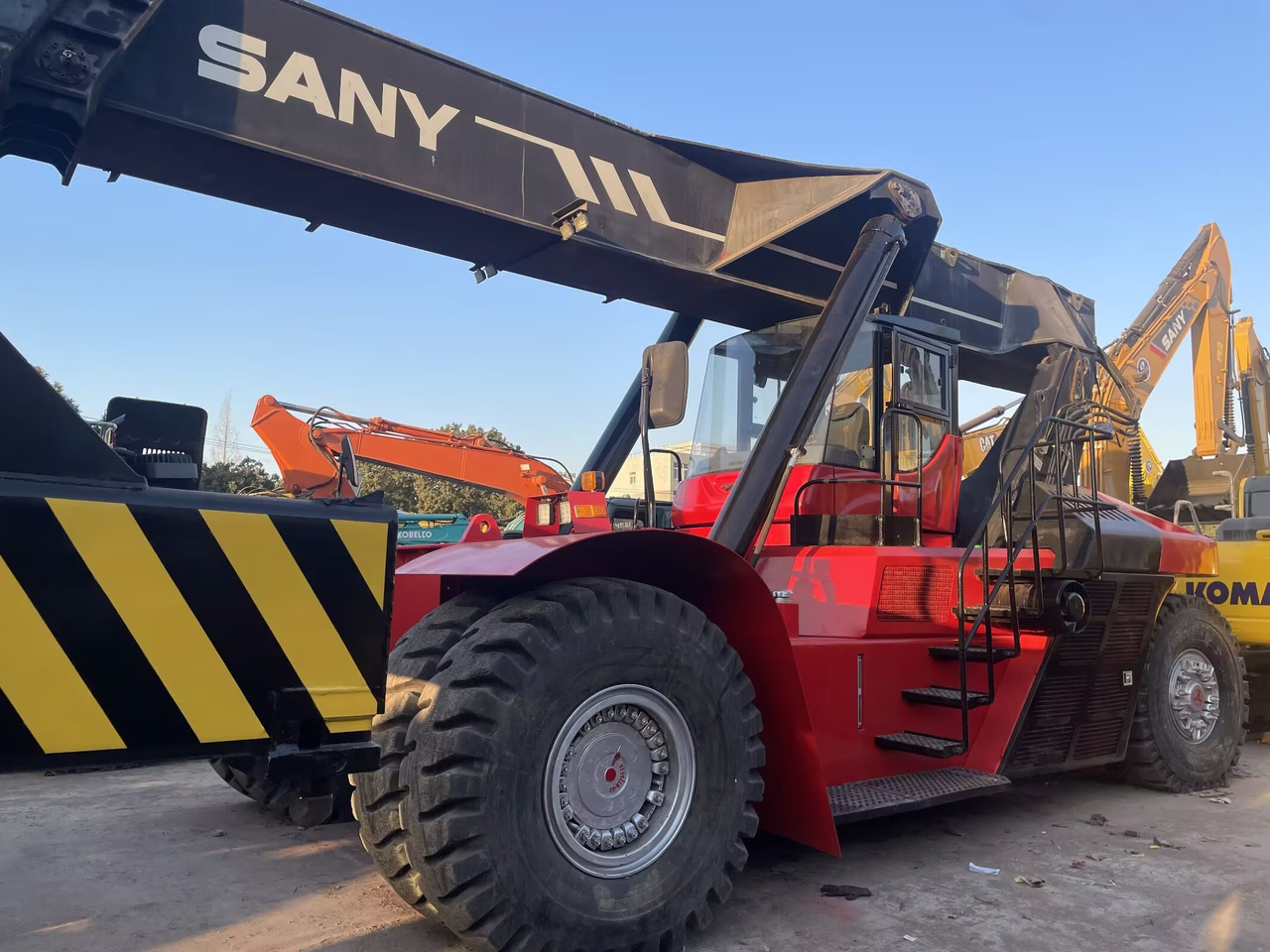 SANY SRSC 45C30 - Reach stacker: picture 5 SANY SRSC 45C30 - Reach stacker: picture 5