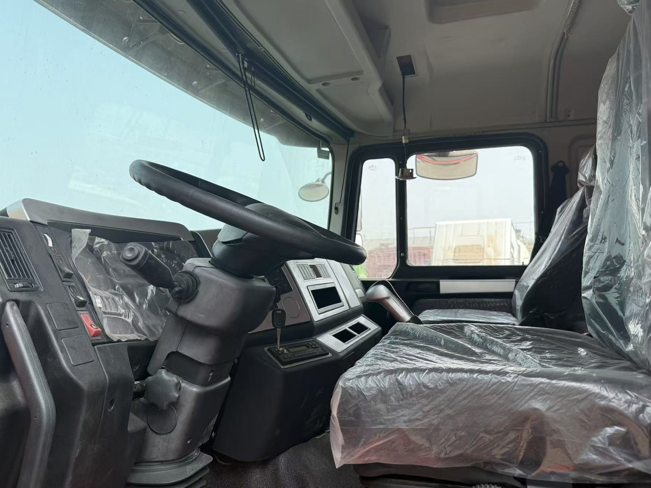 Tipper SHACMAN F3000 8*4 DUMP TRUCK: picture 6