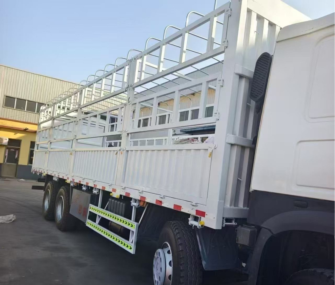 SINOTRUK HOWO 8*4 12 TIRES TWELVE WHEELS WITH FENCE - Livestock truck: picture 1 SINOTRUK HOWO 8*4 12 TIRES TWELVE WHEELS WITH FENCE - Livestock truck: picture 1