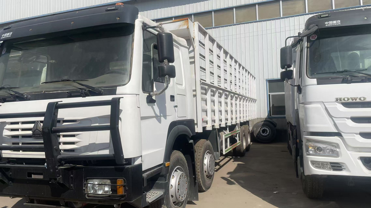 SINOTRUK HOWO 8*4 12 TIRES TWELVE WHEELS WITH FENCE - Livestock truck: picture 3 SINOTRUK HOWO 8*4 12 TIRES TWELVE WHEELS WITH FENCE - Livestock truck: picture 3