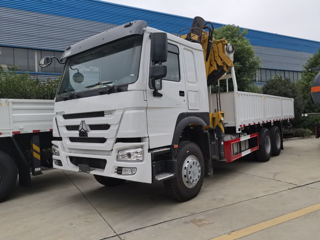 SINOTRUK HOWO 8 TON Knuckle boom truck-mounted crane - Crane truck: picture 1 SINOTRUK HOWO 8 TON Knuckle boom truck-mounted crane - Crane truck: picture 1