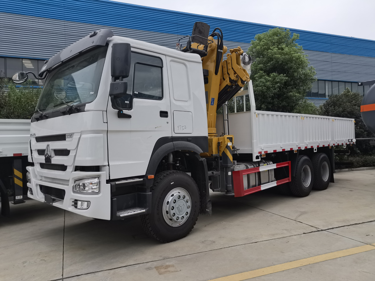 SINOTRUK HOWO 8 TON Knuckle boom truck-mounted crane - Crane truck: picture 4 SINOTRUK HOWO 8 TON Knuckle boom truck-mounted crane - Crane truck: picture 4