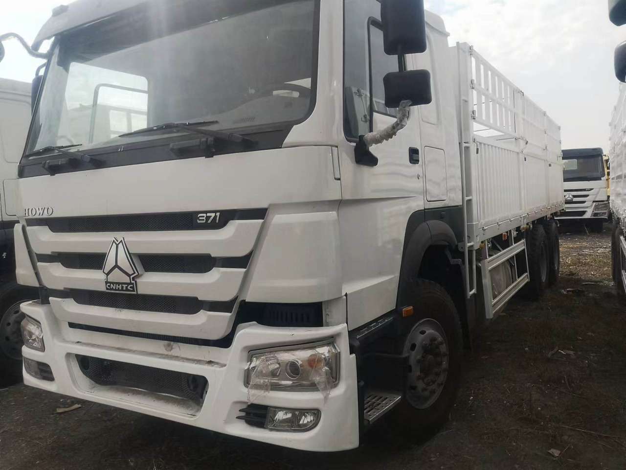 SINOTRUK HOWO DUMP TRUCK WITH FENCE LIVESTOCK TRUCK - Tipper: picture 4 SINOTRUK HOWO DUMP TRUCK WITH FENCE LIVESTOCK TRUCK - Tipper: picture 4
