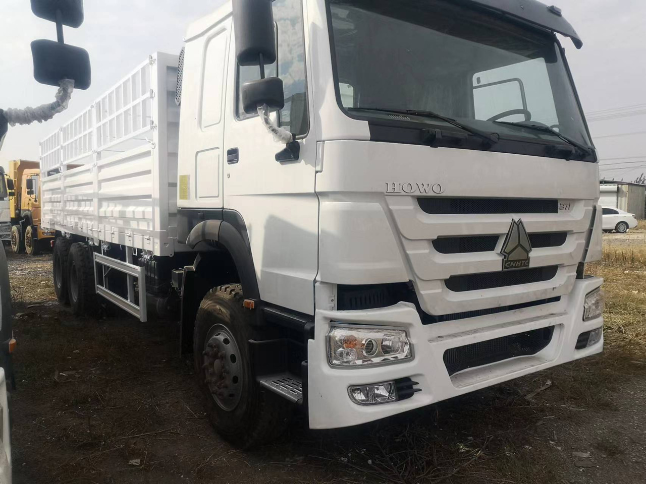 SINOTRUK HOWO DUMP TRUCK WITH FENCE LIVESTOCK TRUCK - Tipper: picture 2 SINOTRUK HOWO DUMP TRUCK WITH FENCE LIVESTOCK TRUCK - Tipper: picture 2