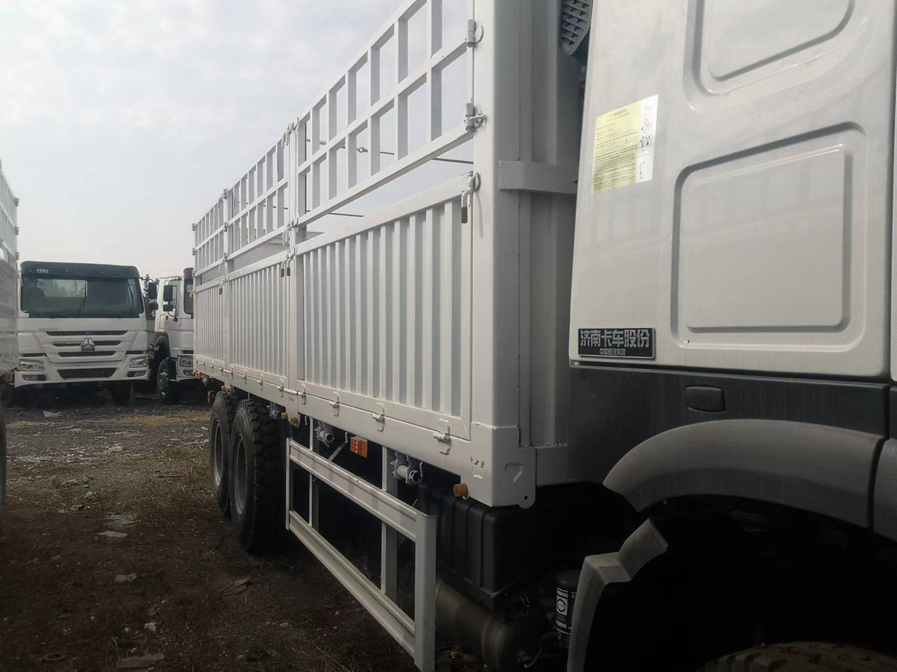 SINOTRUK HOWO DUMP TRUCK WITH FENCE LIVESTOCK TRUCK - Tipper: picture 5 SINOTRUK HOWO DUMP TRUCK WITH FENCE LIVESTOCK TRUCK - Tipper: picture 5