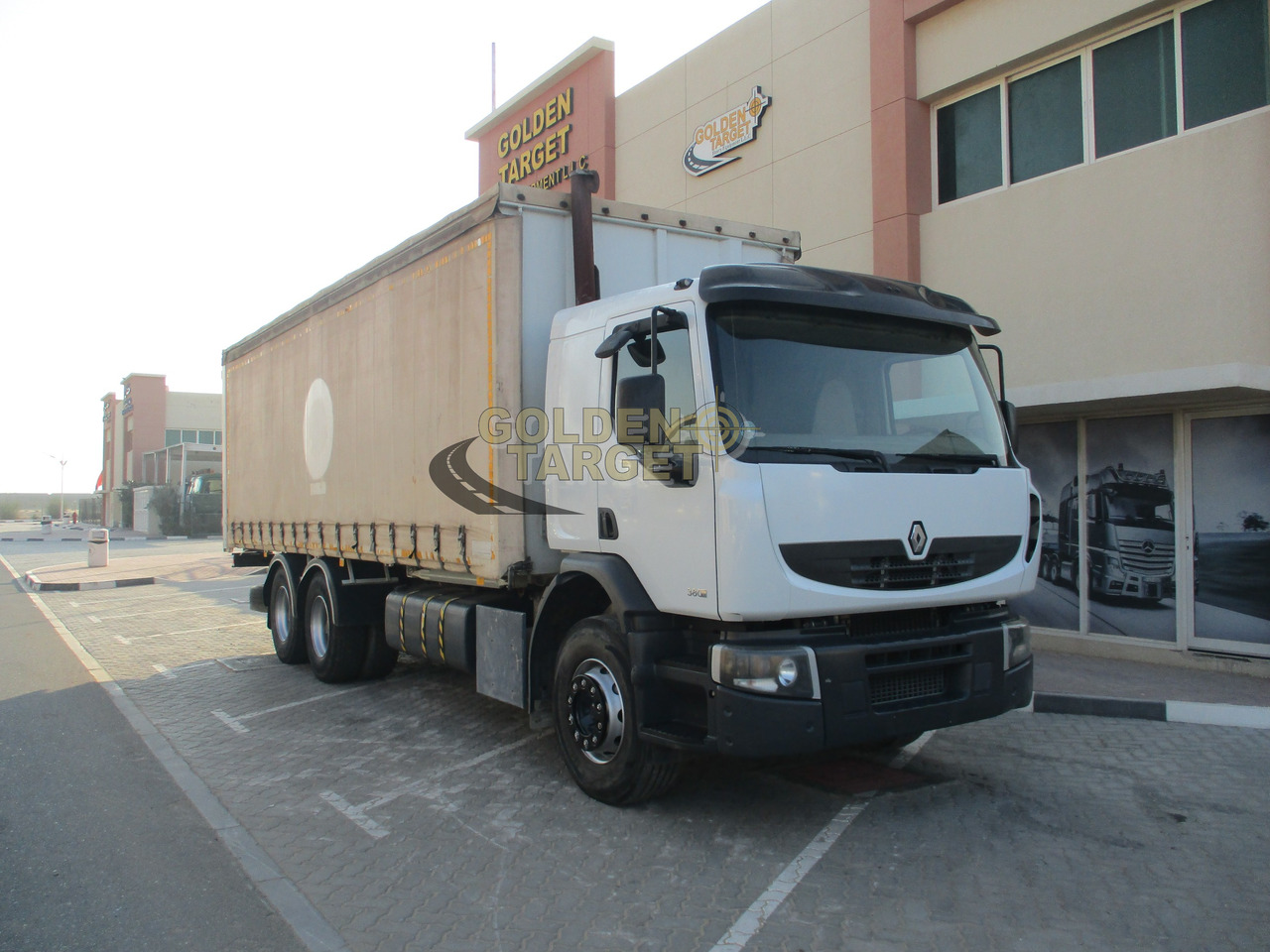 Renault KERAX 380 - Curtainsider truck: picture 1 Renault KERAX 380 - Curtainsider truck: picture 1