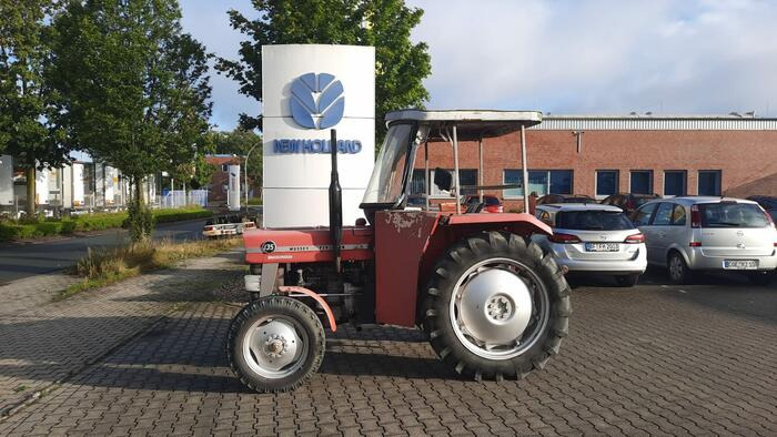 Farm tractor Massey Ferguson 133: picture 1