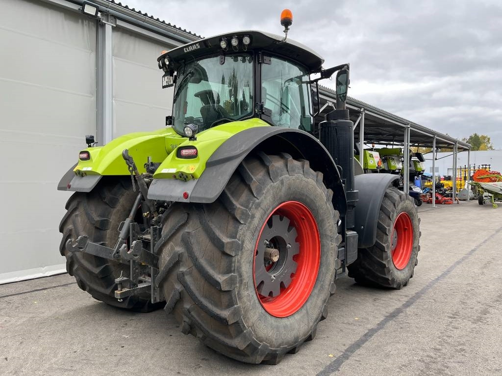 Farm tractor Claas Axion 950: picture 8