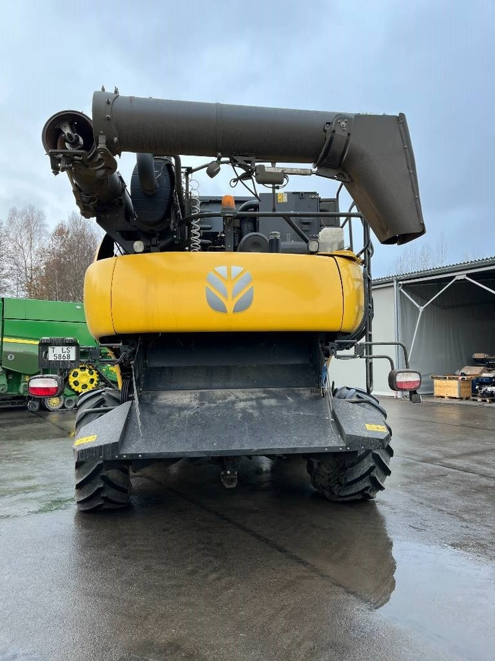 New Holland CR 9.90 - Combine harvester: picture 3 New Holland CR 9.90 - Combine harvester: picture 3