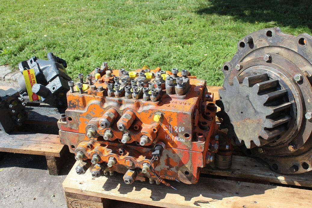 Hitachi FH 200-3 - Hydraulic valve for Construction machinery: picture 2 Hitachi FH 200-3 - Hydraulic valve for Construction machinery: picture 2