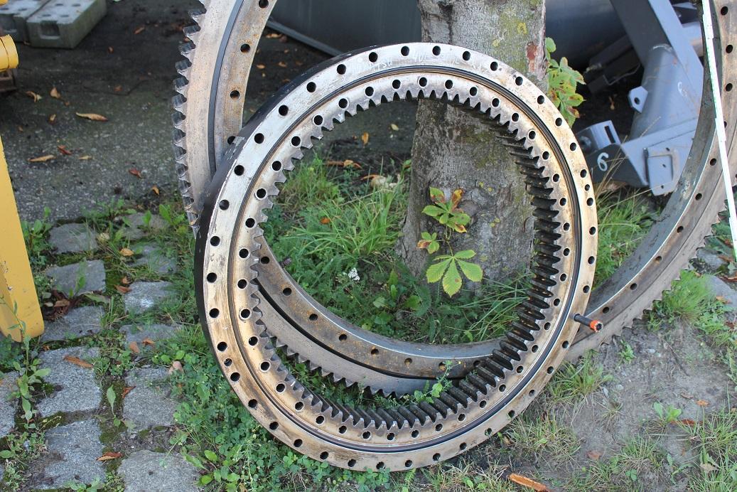 Komatsu PW 95 - Slewing ring for Construction machinery: picture 1 Komatsu PW 95 - Slewing ring for Construction machinery: picture 1
