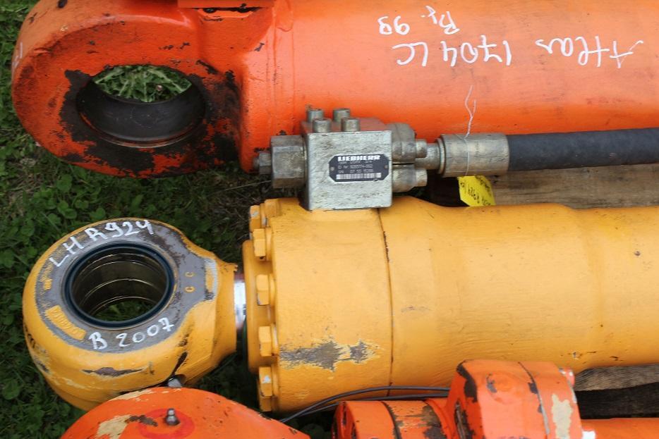 Liebherr R 924 compact - Hydraulic cylinder for Construction machinery: picture 2 Liebherr R 924 compact - Hydraulic cylinder for Construction machinery: picture 2