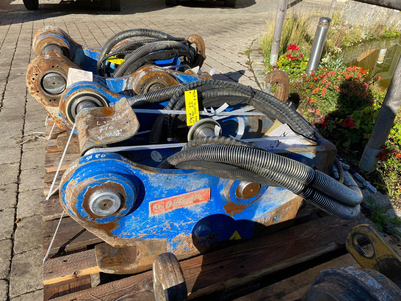 Oilquick Liebherr R 924 - Quick coupler for Construction machinery: picture 1 Oilquick Liebherr R 924 - Quick coupler for Construction machinery: picture 1