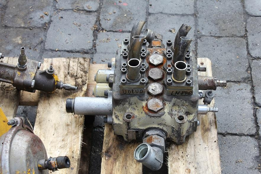 Volvo LM 846 - Hydraulic valve for Construction machinery: picture 1 Volvo LM 846 - Hydraulic valve for Construction machinery: picture 1