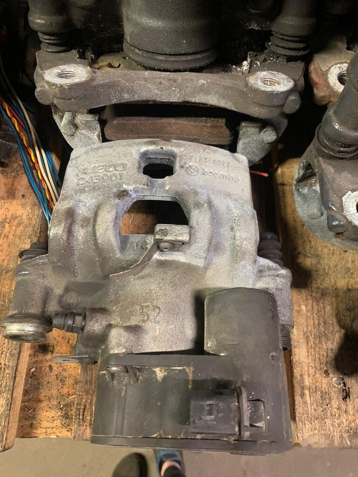 Brembo elektryczne D43901 Iveco Daily prawy, lewy, tył 2019- D43901 - Brake caliper for Truck: picture 4 Brembo elektryczne D43901 Iveco Daily prawy, lewy, tył 2019- D43901 - Brake caliper for Truck: picture 4