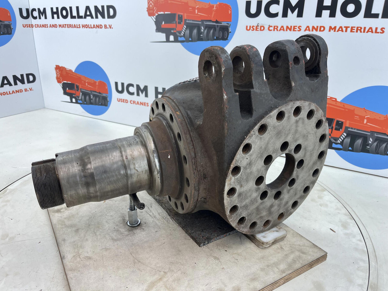 Grove GMK Steering knuckle 16 holes - Steering knuckle for Mobile crane: picture 1 Grove GMK Steering knuckle 16 holes - Steering knuckle for Mobile crane: picture 1