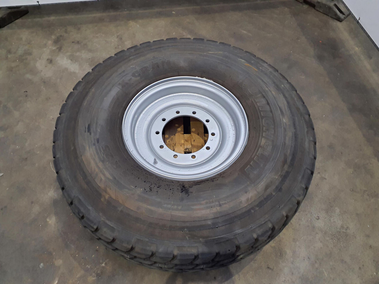 Michelin Wheel 445/95R25 10 12.3 1p - Wheel and tire package for Crane: picture 1 Michelin Wheel 445/95R25 10 12.3 1p - Wheel and tire package for Crane: picture 1