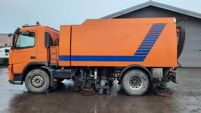 VOLVO M9 4x2R + Johnston Beam VX800 Road Cleaner - Road sweeper: picture 1 VOLVO M9 4x2R + Johnston Beam VX800 Road Cleaner - Road sweeper: picture 1