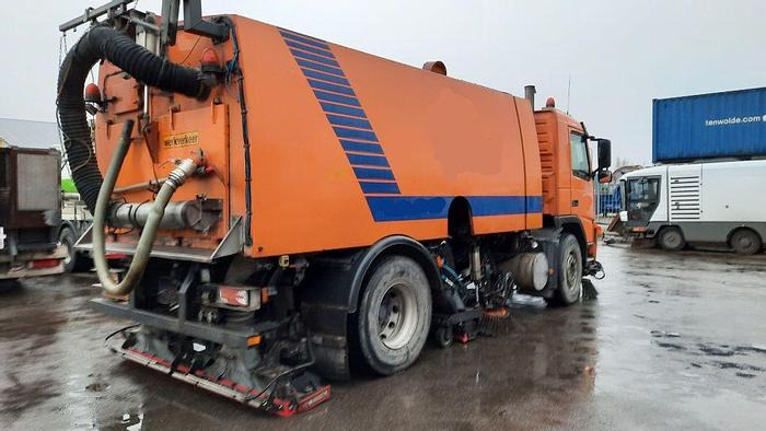 VOLVO M9 4x2R + Johnston Beam VX800 Road Cleaner - Road sweeper: picture 2 VOLVO M9 4x2R + Johnston Beam VX800 Road Cleaner - Road sweeper: picture 2