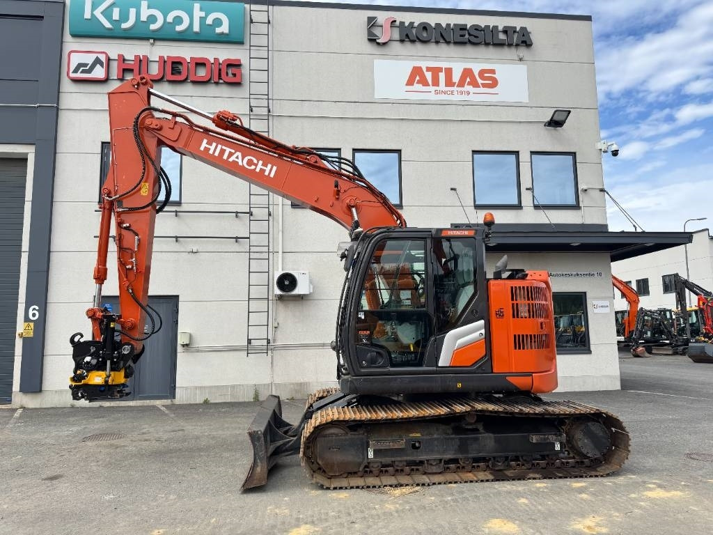 Hitachi ZX135USBL-7 PYÖRITTÄJÄLLÄ - Crawler excavator: picture 1 Hitachi ZX135USBL-7 PYÖRITTÄJÄLLÄ - Crawler excavator: picture 1