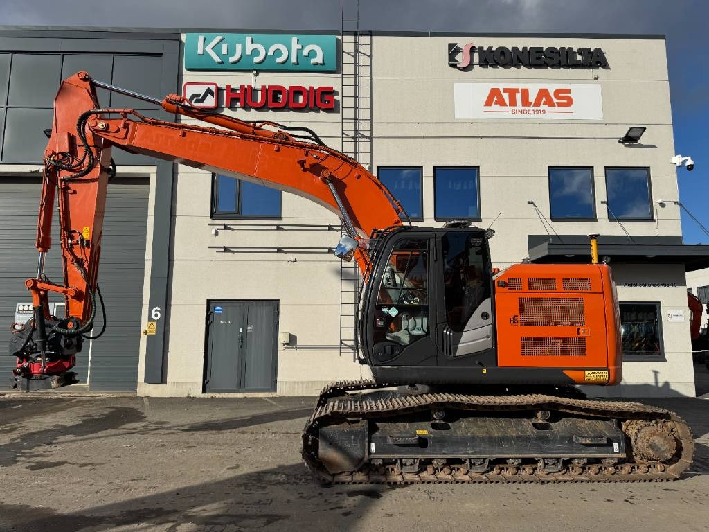 Hitachi ZX225USRLC-6 PYÖRITTÄJÄ, 3D-LAITTEET - Crawler excavator: picture 1 Hitachi ZX225USRLC-6 PYÖRITTÄJÄ, 3D-LAITTEET - Crawler excavator: picture 1