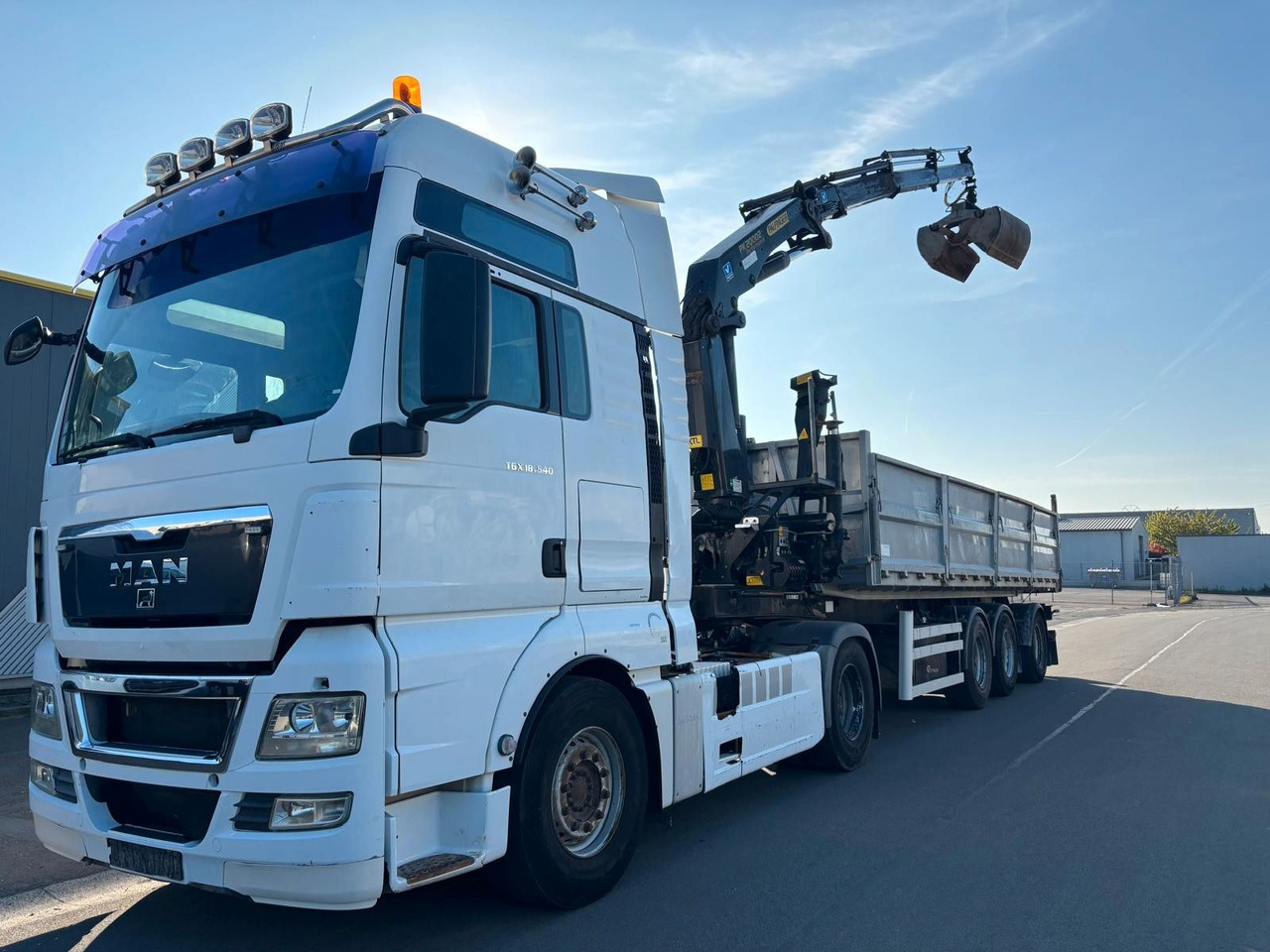 MAN TGX 18.540. Kipper + Kran PK20002. - Crane truck: picture 2 MAN TGX 18.540. Kipper + Kran PK20002. - Crane truck: picture 2
