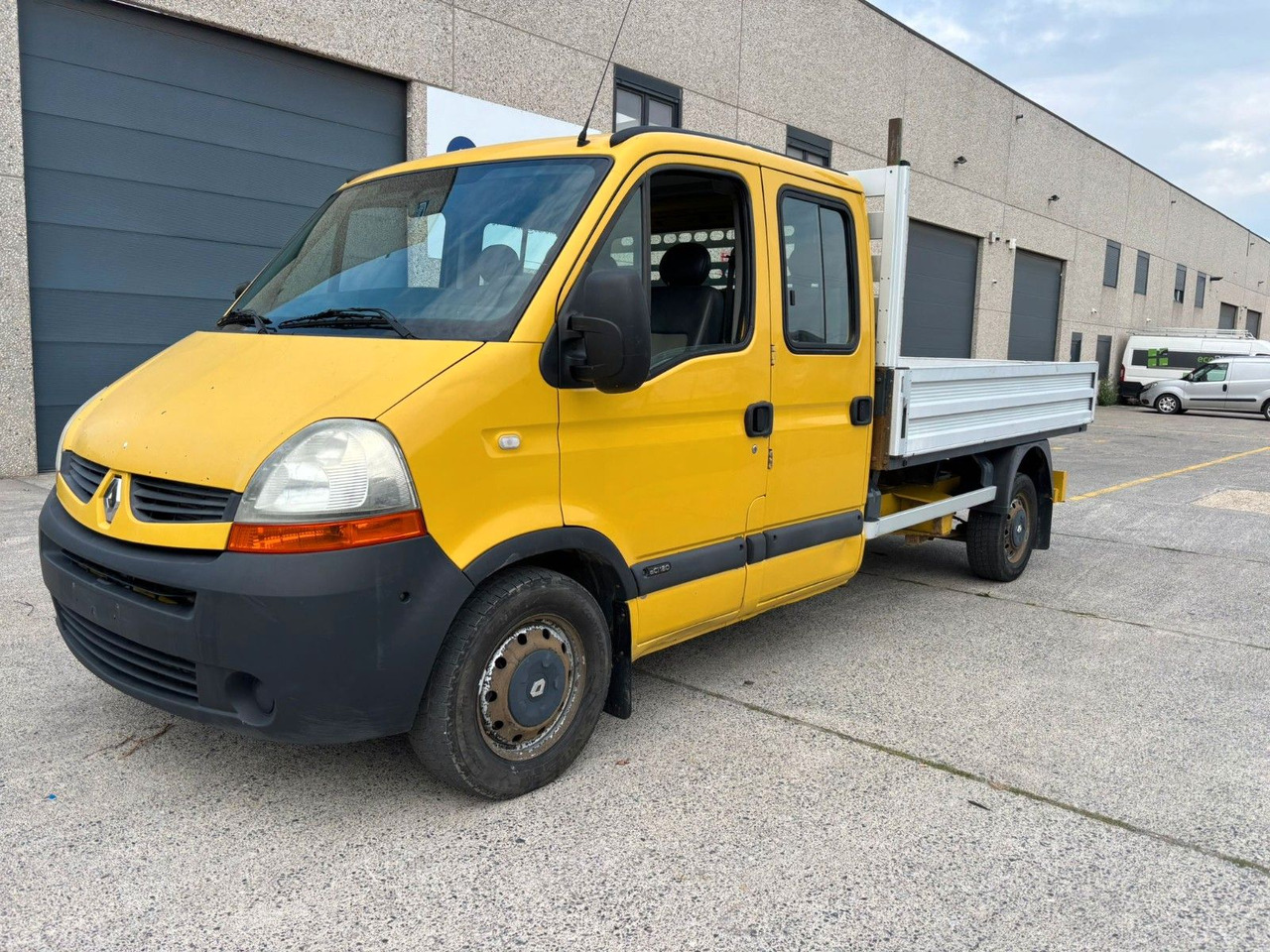 Renault Master Pritsche. 7pl. 2.5 Motor. - Flatbed van, Combi van: picture 1 Renault Master Pritsche. 7pl. 2.5 Motor. - Flatbed van, Combi van: picture 1