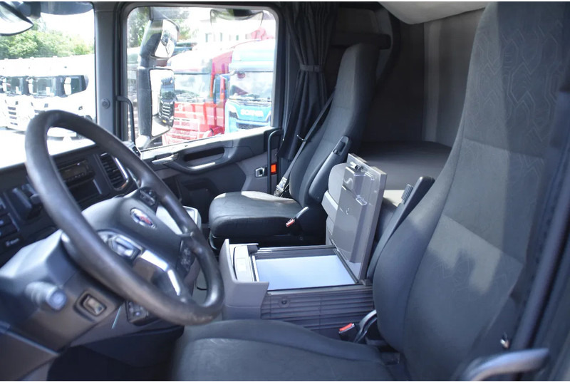 Scania S450 NGS 4x2NB - RETARDER - 746 TKM - FULL AIR - AIRCO - 2 x FUEL TANKS - TOP CONDITION - - Tractor unit: picture 5 Scania S450 NGS 4x2NB - RETARDER - 746 TKM - FULL AIR - AIRCO - 2 x FUEL TANKS - TOP CONDITION - - Tractor unit: picture 5