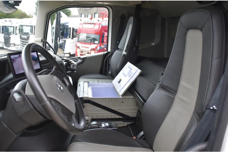 Volvo FH 500 Globe 8x2/4 - 147 TKM - PARK. AIRCO - 10 TONS FRONT AXLE - LEATHER SEATS - PTO - LED LIGHTS - TOP CONDITION - - Cab chassis truck: picture 5 Volvo FH 500 Globe 8x2/4 - 147 TKM - PARK. AIRCO - 10 TONS FRONT AXLE - LEATHER SEATS - PTO - LED LIGHTS - TOP CONDITION - - Cab chassis truck: picture 5