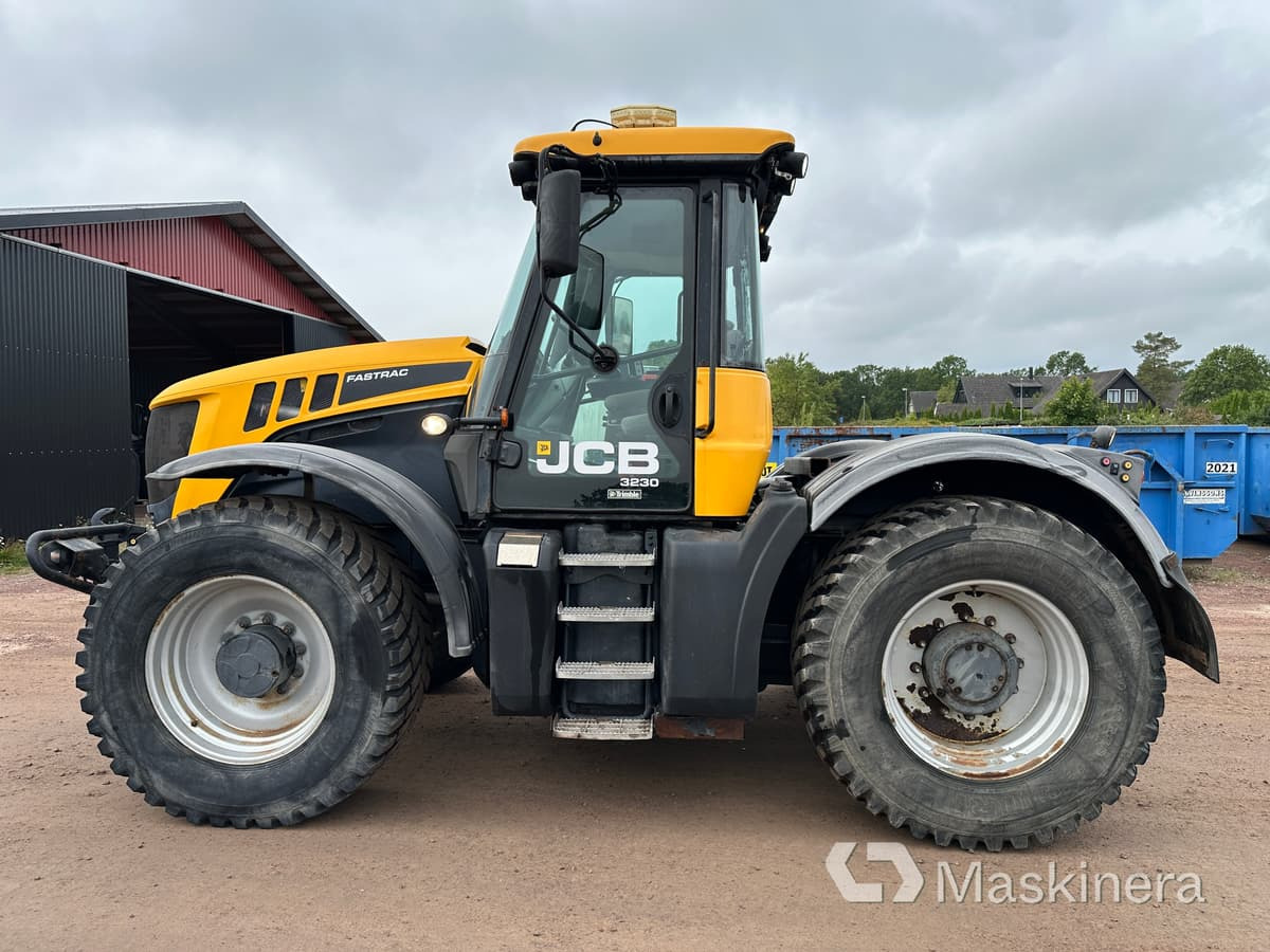 Traktor JCB Fastrac 3230 XTRA - Farm tractor: picture 2 Traktor JCB Fastrac 3230 XTRA - Farm tractor: picture 2