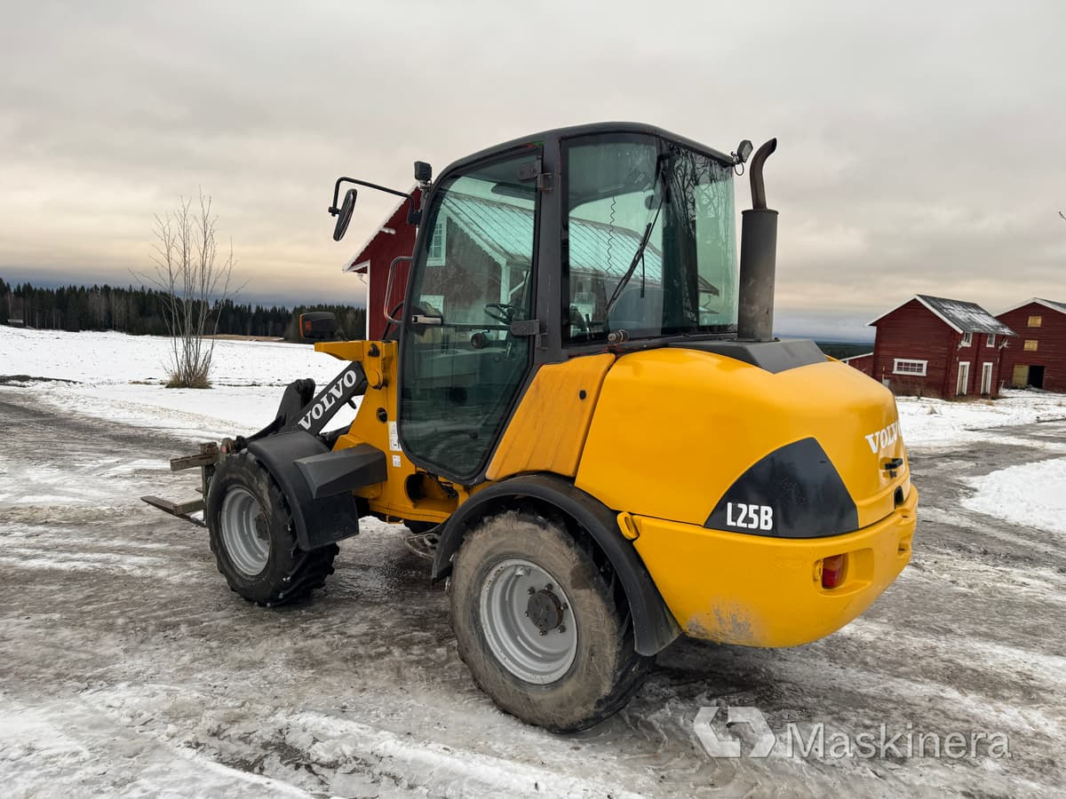 Volvo L25BV-P Hjullastare Volvo L25B med tillbehör - Wheel loader: picture 3 Volvo L25BV-P Hjullastare Volvo L25B med tillbehör - Wheel loader: picture 3