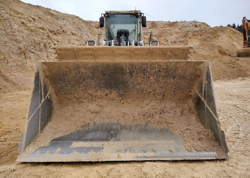 Wheel loader Volvo L180E: picture 8