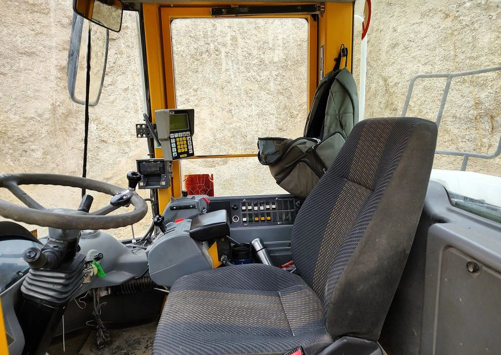 Wheel loader Volvo L180E: picture 9