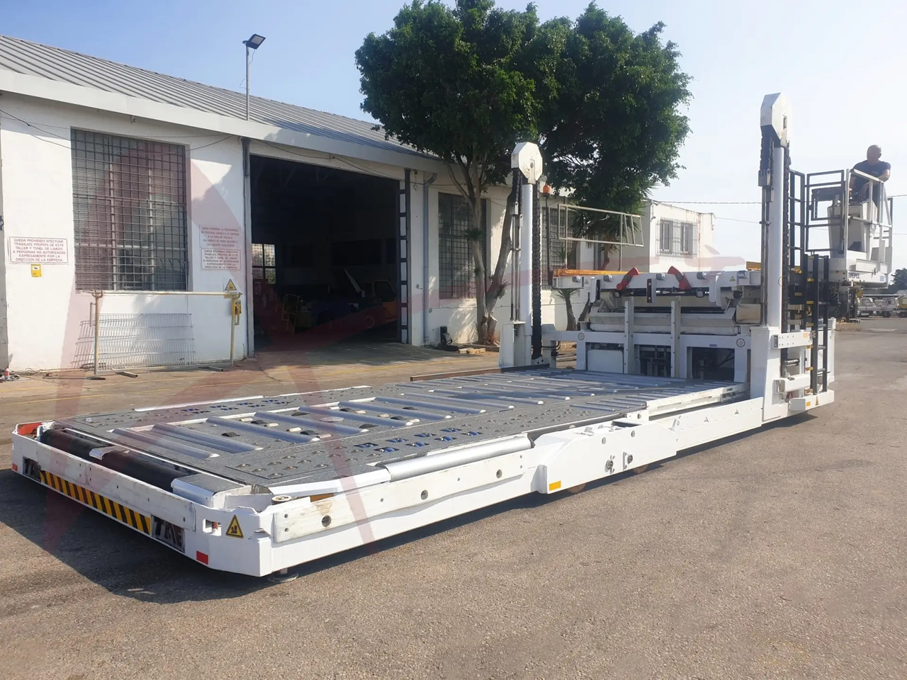 TREPEL CHAMP 140 - Aircraft cargo loader: picture 2 TREPEL CHAMP 140 - Aircraft cargo loader: picture 2