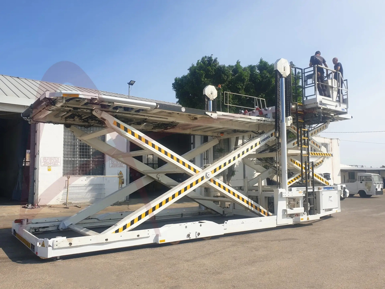TREPEL CHAMP 140 - Aircraft cargo loader: picture 1 TREPEL CHAMP 140 - Aircraft cargo loader: picture 1