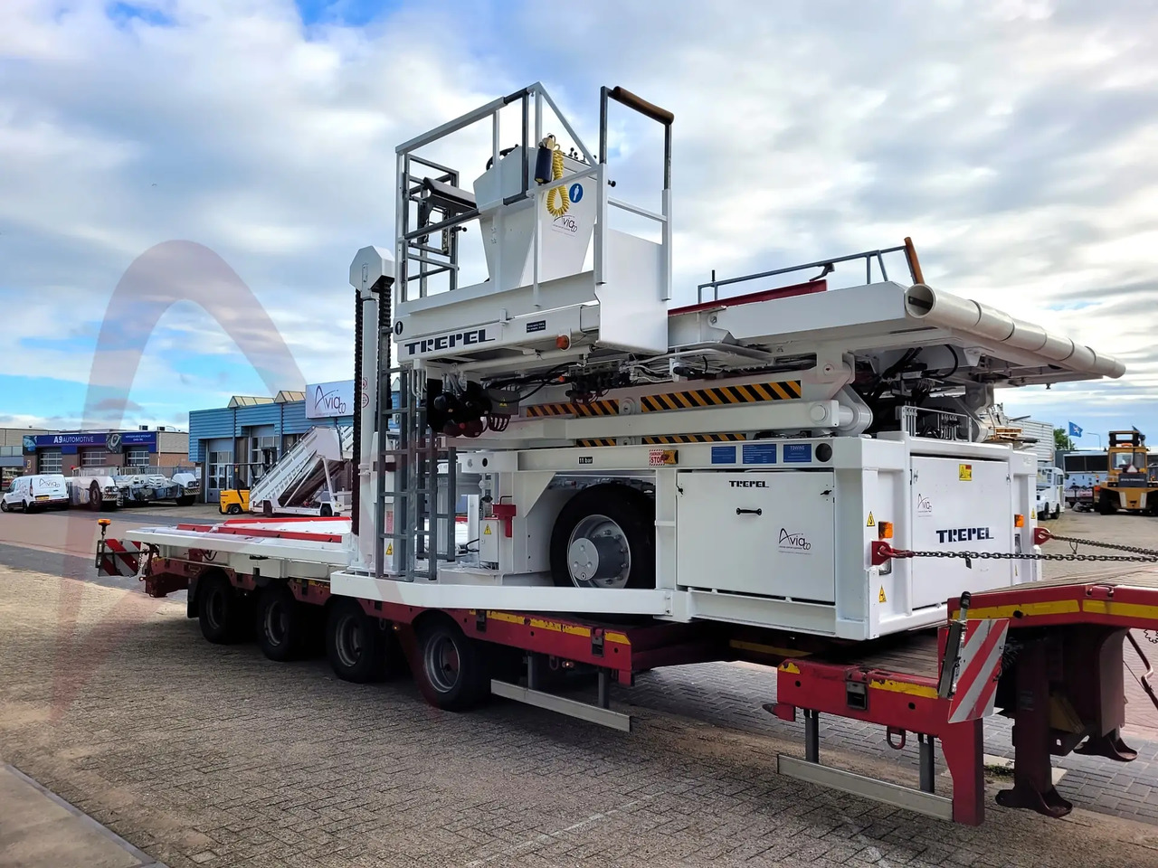 TREPEL CHAMP 70U - Aircraft cargo loader: picture 2 TREPEL CHAMP 70U - Aircraft cargo loader: picture 2