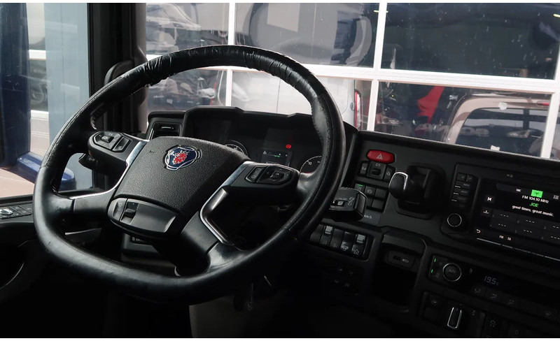 Scania P500 6x2/ FULL AIR/ HYDRAULIC/ LEATHER/ 2.950 WB/ DIFF LOCK/ SLIDE DISH - Tractor unit: picture 5 Scania P500 6x2/ FULL AIR/ HYDRAULIC/ LEATHER/ 2.950 WB/ DIFF LOCK/ SLIDE DISH - Tractor unit: picture 5