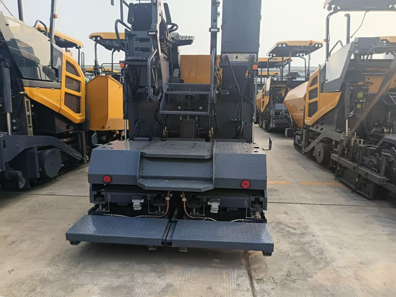 XCMG Official Road Machinery Used Asphalt Paver RP453L 3.4m Small Asphalt Paver Price - Asphalt paver: picture 3 XCMG Official Road Machinery Used Asphalt Paver RP453L 3.4m Small Asphalt Paver Price - Asphalt paver: picture 3