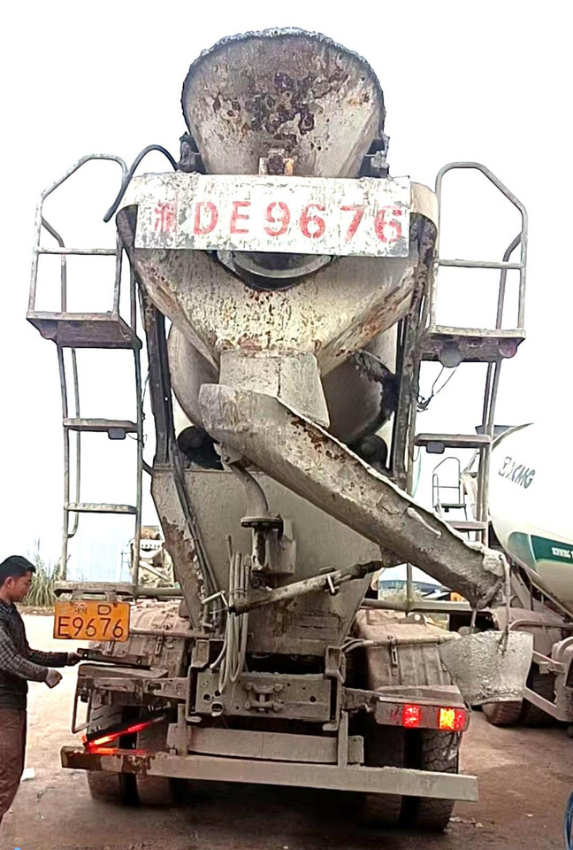 XCMG Official Second Hand Diesel Cement Mixer G4804B 12m³ Truck-mounted Concrete Mixer Truck Price - Concrete mixer truck: picture 3 XCMG Official Second Hand Diesel Cement Mixer G4804B 12m³ Truck-mounted Concrete Mixer Truck Price - Concrete mixer truck: picture 3