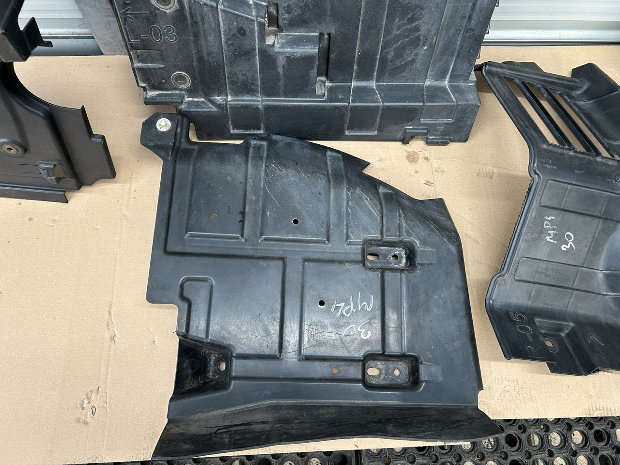 MERCEDES-BENZ ACTROS MP4 BIGSPACE ENGINE SOUNDPROOFING COVER KIT - Body and exterior for Truck: picture 4 MERCEDES-BENZ ACTROS MP4 BIGSPACE ENGINE SOUNDPROOFING COVER KIT - Body and exterior for Truck: picture 4