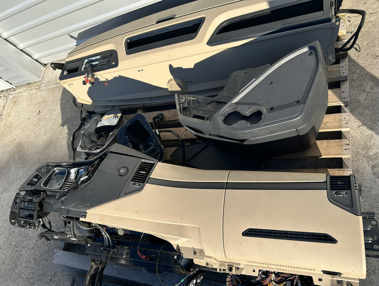 MERCEDES-BENZ KOMPLETNA PRZEKŁADKA WNĘTRZA - DESKA KONSOLA DO ANGLIKA MERCEDES ACTROS MP4 L STREAM SPACE - Cab: picture 4 MERCEDES-BENZ KOMPLETNA PRZEKŁADKA WNĘTRZA - DESKA KONSOLA DO ANGLIKA MERCEDES ACTROS MP4 L STREAM SPACE - Cab: picture 4