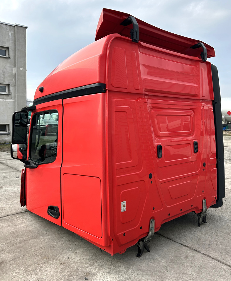 Mercedes Actros MP4 - Cab: picture 5 Mercedes Actros MP4 - Cab: picture 5