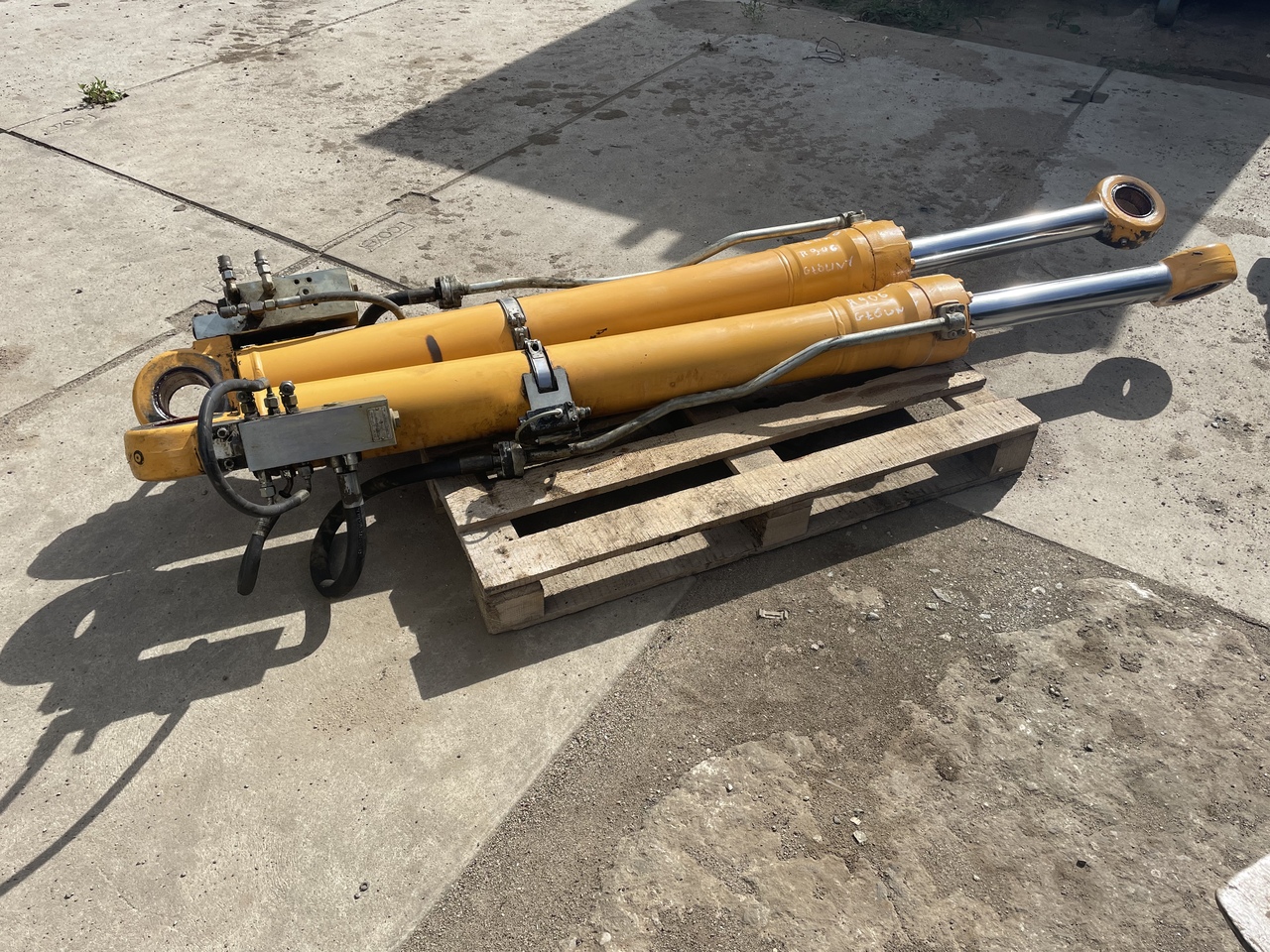 LIEBHERR R906 - Hydraulic cylinder: picture 2 LIEBHERR R906 - Hydraulic cylinder: picture 2